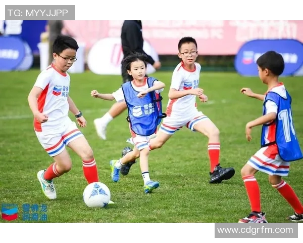 足球明星携手球迷共度精彩时刻尽享踢球乐趣的温馨瞬间